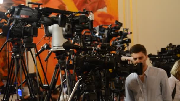 Wien, Österrike - 8 augusti 2015: journalister väntar i tryck center presskonferens — Stockvideo