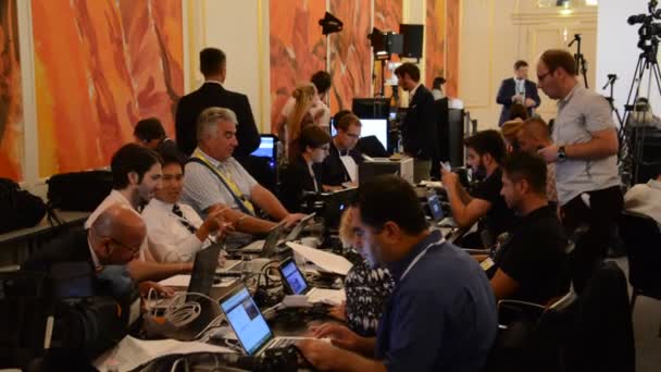 VIENNA, AUSTRIA- AUGUST 8, 2015: Journalists waiting in press center press conference — Stock Video