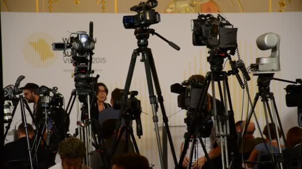 Відень, Австрія - 8 серпня 2015: журналісти чекають у прес-центр-прес-конференція — стокове відео