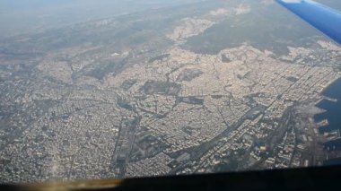 Bir uçak kokpit görünümünde pilotlar 