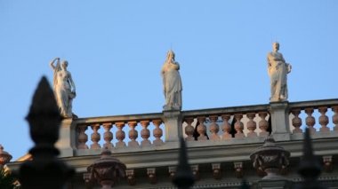 Vienna, Avusturya - 26 Ağustos 2015: Mimarlık, insan ve Viyana kenti anıtları 