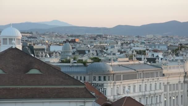 ウィーン, オーストリア - 2015 年 8 月 26 日: 建築と人とウィーンの街の建造物 — ストック動画