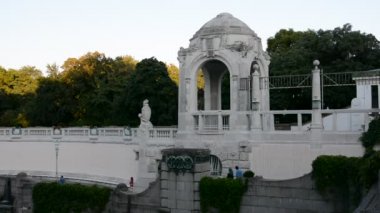 Vienna, Avusturya - 26 Ağustos 2015: Mimarlık, insan ve Viyana kenti anıtları 