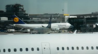 Frankfurt, Almanya - 26 Ağustos 2015: Frankfurt Havaalanı ile tüm gerekli altyapı 