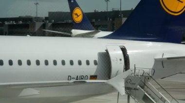 Frankfurt, Almanya - 26 Ağustos 2015: Frankfurt Havaalanı ile tüm gerekli altyapı 