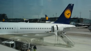 Frankfurt, Almanya - 26 Ağustos 2015: Frankfurt Havaalanı ile tüm gerekli altyapı 