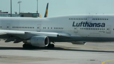 Frankfurt, Almanya - 26 Ağustos 2015: Frankfurt Havaalanı ile tüm gerekli altyapı 