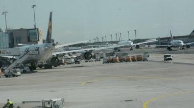 Frankfurt, Almanya - 26 Ağustos 2015: Frankfurt Havaalanı ile tüm gerekli altyapı 