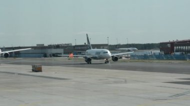 Frankfurt, Almanya - 26 Ağustos 2015: Frankfurt Havaalanı ile tüm gerekli altyapı 