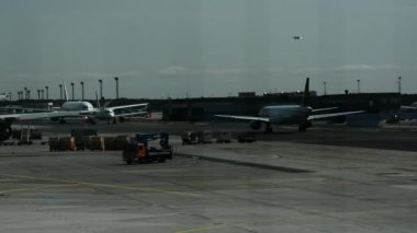 Frankfurt, Almanya - 26 Ağustos 2015: Frankfurt Havaalanı ile tüm gerekli altyapı 