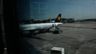 Frankfurt, Almanya - 26 Ağustos 2015: Frankfurt Havaalanı ile tüm gerekli altyapı 