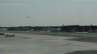 Frankfurt, Almanya - 26 Ağustos 2015: Frankfurt Havaalanı ile tüm gerekli altyapı 