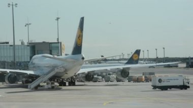 Frankfurt, Almanya - 26 Ağustos 2015: Frankfurt Havaalanı ile tüm gerekli altyapı 