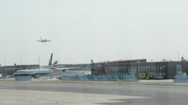 Frankfurt, Almanya - 26 Ağustos 2015: Frankfurt Havaalanı ile tüm gerekli altyapı 