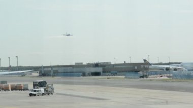 Frankfurt, Almanya - 26 Ağustos 2015: Frankfurt Havaalanı ile tüm gerekli altyapı 