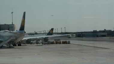 Frankfurt, Almanya - 26 Ağustos 2015: Frankfurt Havaalanı ile tüm gerekli altyapı 