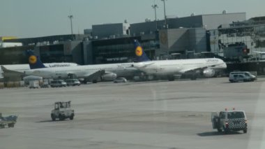 Frankfurt, Almanya - 26 Ağustos 2015: Frankfurt Havaalanı ile tüm gerekli altyapı 