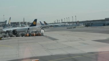 Frankfurt, Almanya - 26 Ağustos 2015: Frankfurt Havaalanı ile tüm gerekli altyapı 