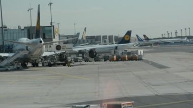 Frankfurt, Almanya - 26 Ağustos 2015: Frankfurt Havaalanı ile tüm gerekli altyapı 