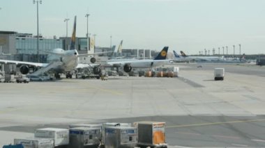 Frankfurt, Almanya - 26 Ağustos 2015: Frankfurt Havaalanı ile tüm gerekli altyapı 