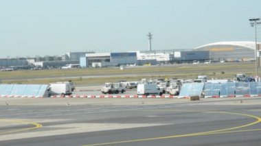 Frankfurt, Almanya - 26 Ağustos 2015: Frankfurt Havaalanı ile tüm gerekli altyapı 