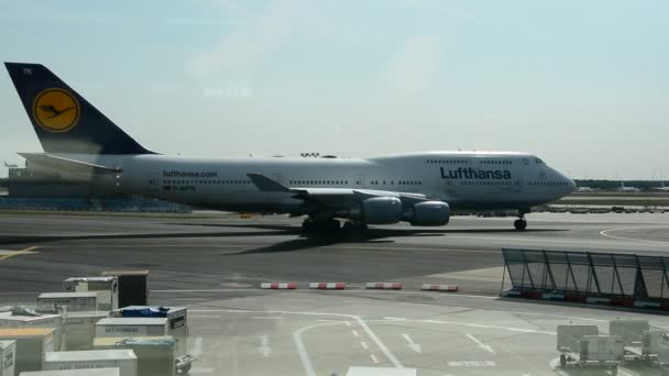 FRANKFURT, ALEMANIA - 26 DE AGOSTO DE 2015: Aeropuerto de Frankfurt con toda la infraestructura necesaria — Vídeo de stock