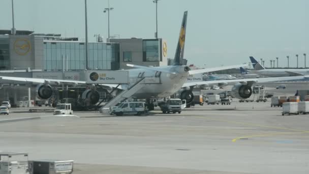 FRANKFURT, ALLEMAGNE - 26 AOÛT 2015 : Aéroport de Francfort avec toutes les infrastructures nécessaires — Video