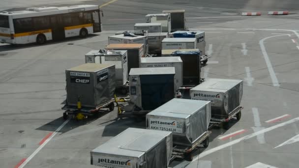 FRANKFURT, ALEMANIA - 26 DE AGOSTO DE 2015: Aeropuerto de Frankfurt con toda la infraestructura necesaria — Vídeos de Stock