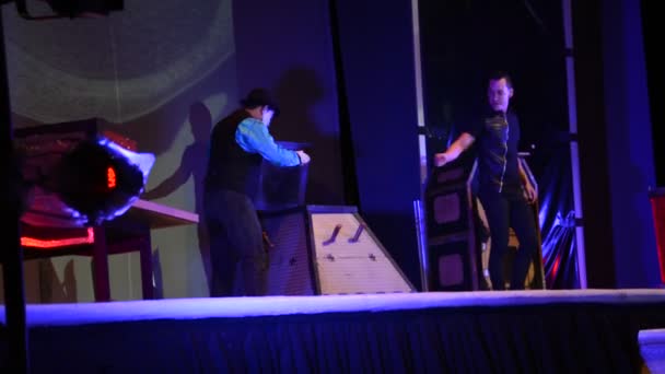 CANCUN, MEXICO - AUGUST 24, 2015: Artists performing magic performance — Stock Video