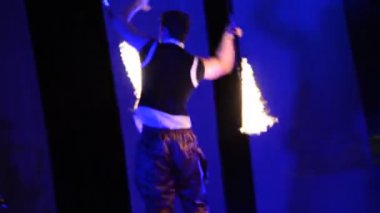 Cancun, Meksika - 24 Ağustos 2015: yangın performansı gerçekleştirmek sanatçılar