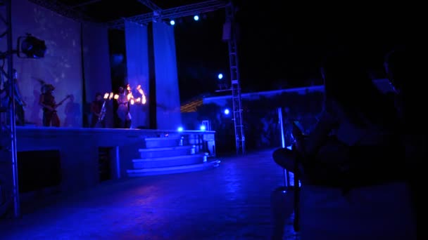 Cancun, Meksika - 24 Ağustos 2015: yangın performansı gerçekleştirmek sanatçılar — Stok video