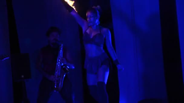 КАНКУН, МЕХИКО - 24 августа 2015 года: артисты выступают с огненным спектаклем — стоковое видео