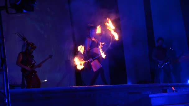 Канкун, Мексика - 24 серпня 2015: Артисти виконують вогонь продуктивності — стокове відео