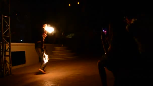 КАНКУН, МЕХИКО - 24 августа 2015 года: артисты выступают с огненным спектаклем — стоковое видео