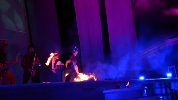 CANCUN, MÉXICO - AGOSTO 24, 2015: Artistas executando desempenho fogo — Vídeo de Stock
