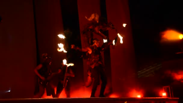 Cancun, Mexiko - 24. August 2015: Künstler mit Feuerperformance — Stockvideo