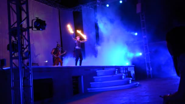 CANCUN, MEXIQUE - 24 AOÛT 2015 : Des artistes exécutent un spectacle de feu — Video