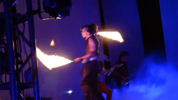 CANCUN, MEXIQUE - 24 AOÛT 2015 : Des artistes exécutent un spectacle de feu — Video