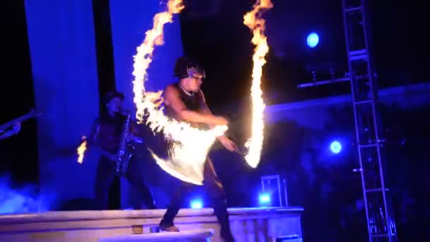 CANCUN, MÉXICO - 24 DE AGOSTO DE 2015: Artistas que realizan actuaciones de fuego — Vídeo de stock