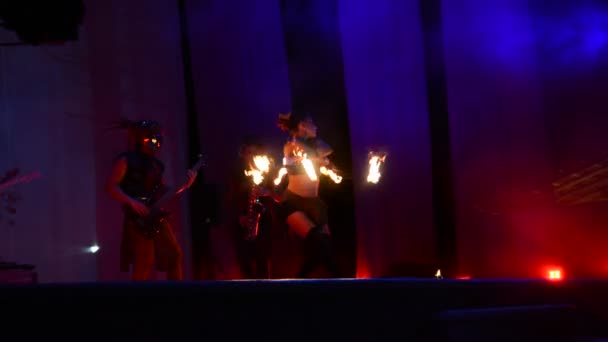 Cancún, Mexikó - augusztus 24-én 2015-ig: Művészek teljesítő tűz — Stock videók