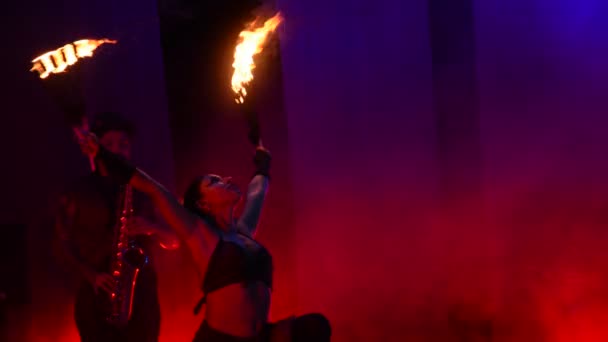 CANCUN, MÉXICO - 24 DE AGOSTO DE 2015: Artistas que realizan actuaciones de fuego — Vídeo de stock
