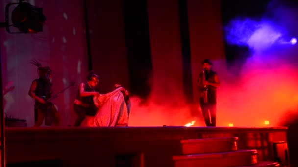 Cancun, Mexico - 24 augustus 2015: Kunstenaars uitvoeren van brand — Stockvideo