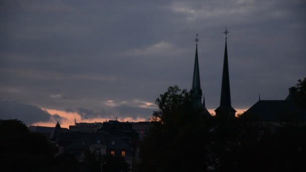 LUXEMBURGO, LUXEMBURGO - 4 DE SETEMBRO DE 2015: Cidade do Luxemburgo durante as horas da noite — Vídeo de Stock