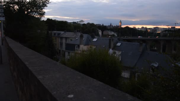 Luxembourg, luxembourg - september 4, 2015: luxembourg city in den Abendstunden — Stockvideo