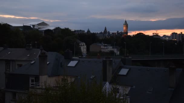 Luxembourg, luxembourg - september 4, 2015: luxembourg city in den Abendstunden — Stockvideo
