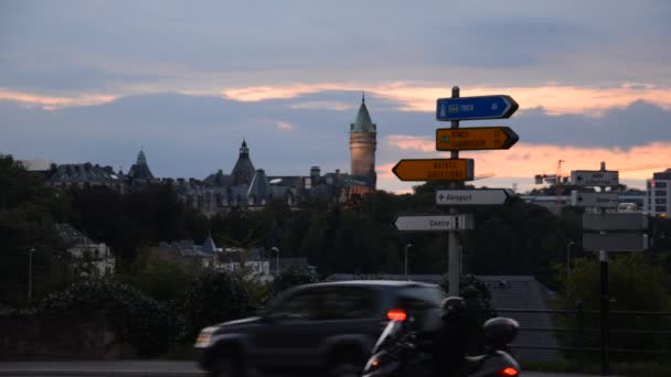 Luksemburg, Luksemburg - 4 września 2015: Luxembourg city w godzinach wieczornych — Wideo stockowe