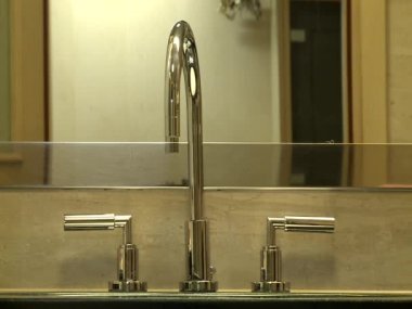 Bir musluk gelen soğuk su