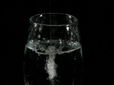 Cam, siyah arka planda su