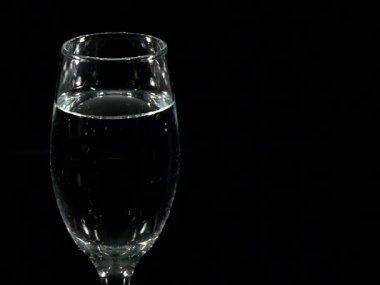 Cam, siyah arka planda su