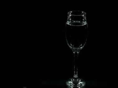 Cam, siyah arka planda su